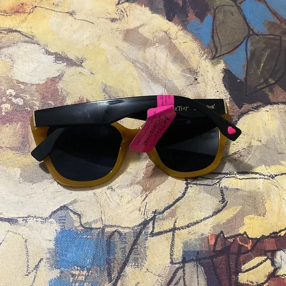 Betsey Johnson Sunglasses - Picture 6 of 6